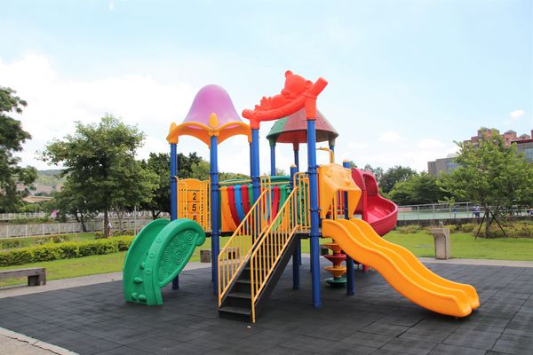 桃園市三民運動公園：【桃園市景點】三民運動公園追愛LOVE~/圓形拱廊的大型心鎖隧道/愛情造景及簍空愛心球/運動設施/青溪橋/河岸自行車步道