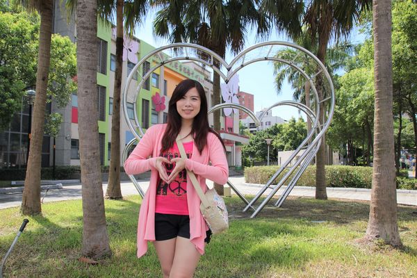 桃園市三民運動公園：【桃園市景點】三民運動公園追愛LOVE~/圓形拱廊的大型心鎖隧道/愛情造景及簍空愛心球/運動設施/青溪橋/河岸自行車步道