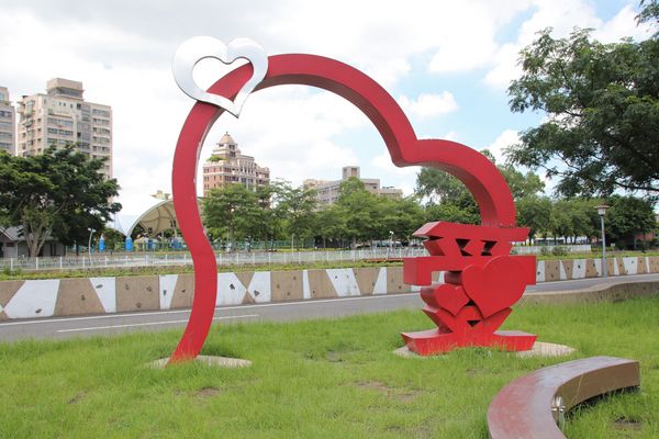 桃園市三民運動公園：【桃園市景點】三民運動公園追愛LOVE~/圓形拱廊的大型心鎖隧道/愛情造景及簍空愛心球/運動設施/青溪橋/河岸自行車步道