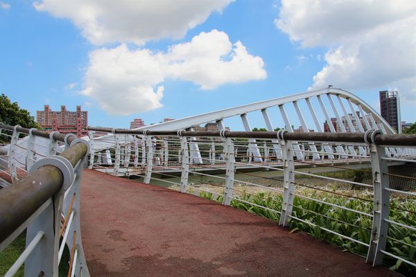桃園市三民運動公園：【桃園市景點】三民運動公園追愛LOVE~/圓形拱廊的大型心鎖隧道/愛情造景及簍空愛心球/運動設施/青溪橋/河岸自行車步道