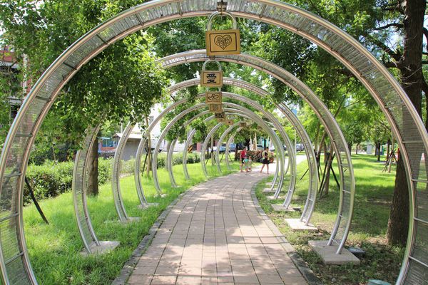 桃園市三民運動公園：【桃園市景點】三民運動公園追愛LOVE~/圓形拱廊的大型心鎖隧道/愛情造景及簍空愛心球/運動設施/青溪橋/河岸自行車步道