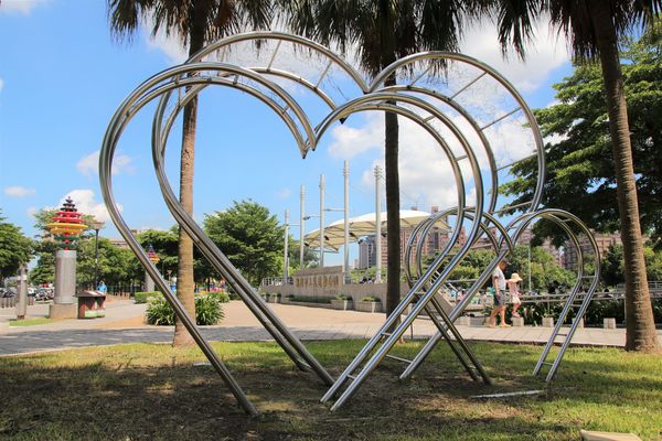 桃園市三民運動公園：【桃園市景點】三民運動公園追愛LOVE~/圓形拱廊的大型心鎖隧道/愛情造景及簍空愛心球/運動設施/青溪橋/河岸自行車步道