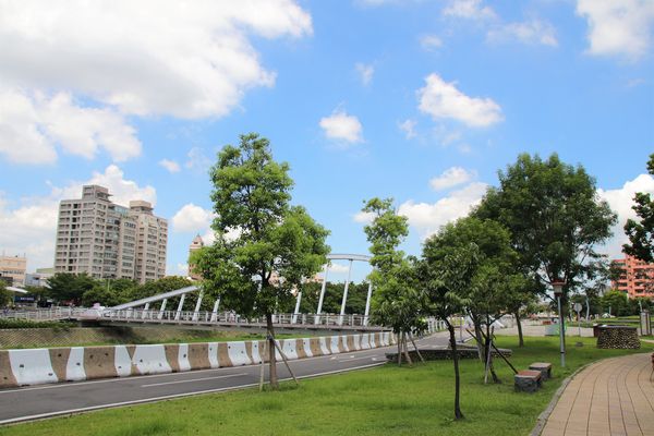 桃園市三民運動公園：【桃園市景點】三民運動公園追愛LOVE~/圓形拱廊的大型心鎖隧道/愛情造景及簍空愛心球/運動設施/青溪橋/河岸自行車步道