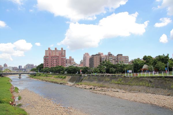 桃園市三民運動公園：【桃園市景點】三民運動公園追愛LOVE~/圓形拱廊的大型心鎖隧道/愛情造景及簍空愛心球/運動設施/青溪橋/河岸自行車步道