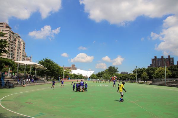桃園市三民運動公園：【桃園市景點】三民運動公園追愛LOVE~/圓形拱廊的大型心鎖隧道/愛情造景及簍空愛心球/運動設施/青溪橋/河岸自行車步道