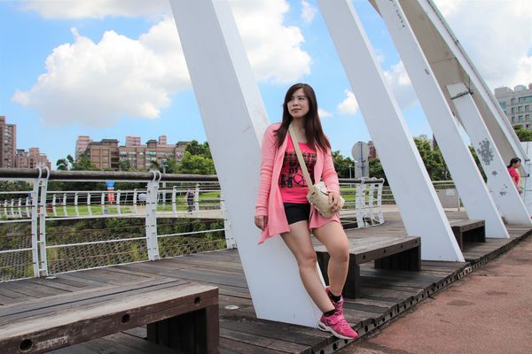 桃園市三民運動公園：【桃園市景點】三民運動公園追愛LOVE~/圓形拱廊的大型心鎖隧道/愛情造景及簍空愛心球/運動設施/青溪橋/河岸自行車步道