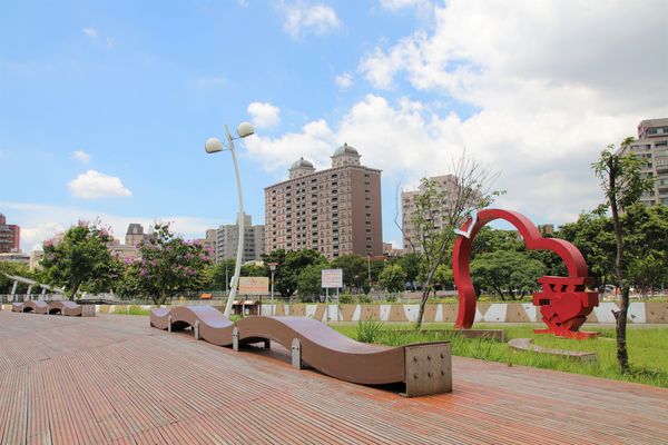 桃園市三民運動公園：【桃園市景點】三民運動公園追愛LOVE~/圓形拱廊的大型心鎖隧道/愛情造景及簍空愛心球/運動設施/青溪橋/河岸自行車步道