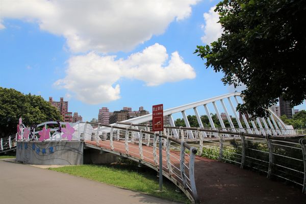 桃園市三民運動公園：【桃園市景點】三民運動公園追愛LOVE~/圓形拱廊的大型心鎖隧道/愛情造景及簍空愛心球/運動設施/青溪橋/河岸自行車步道