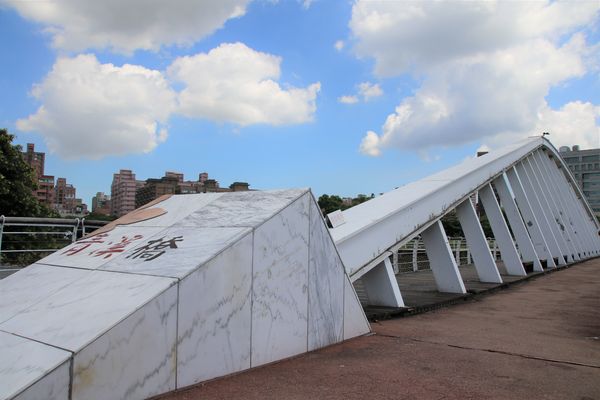 桃園市三民運動公園：【桃園市景點】三民運動公園追愛LOVE~/圓形拱廊的大型心鎖隧道/愛情造景及簍空愛心球/運動設施/青溪橋/河岸自行車步道