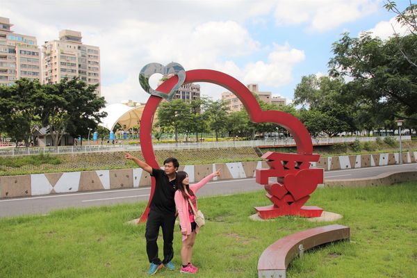 桃園市三民運動公園：【桃園市景點】三民運動公園追愛LOVE~/圓形拱廊的大型心鎖隧道/愛情造景及簍空愛心球/運動設施/青溪橋/河岸自行車步道