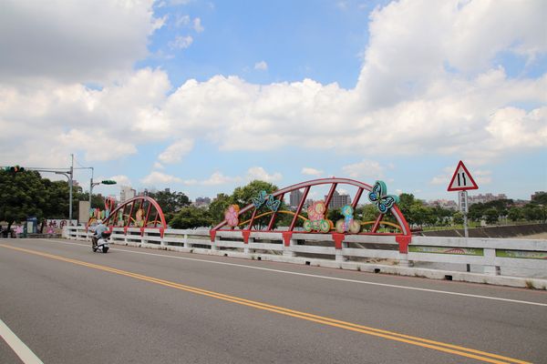 桃園市三民運動公園：【桃園市景點】三民運動公園追愛LOVE~/圓形拱廊的大型心鎖隧道/愛情造景及簍空愛心球/運動設施/青溪橋/河岸自行車步道