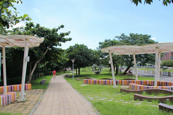 桃園市三民運動公園：【桃園市景點】三民運動公園追愛LOVE~/圓形拱廊的大型心鎖隧道/愛情造景及簍空愛心球/運動設施/青溪橋/河岸自行車步道