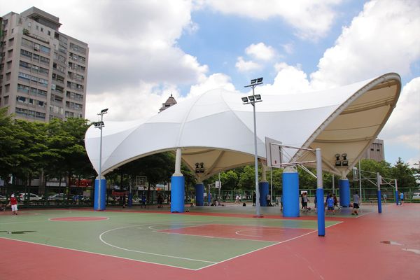 桃園市三民運動公園：【桃園市景點】三民運動公園追愛LOVE~/圓形拱廊的大型心鎖隧道/愛情造景及簍空愛心球/運動設施/青溪橋/河岸自行車步道