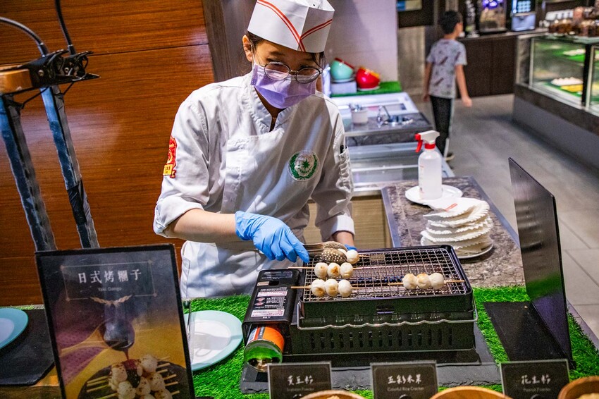 宜蘭溫泉飯店推薦，長榮鳳凰一泊二食吃到飽，溫泉度假首選。