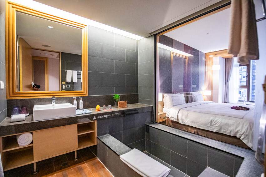 宜蘭溫泉飯店推薦，長榮鳳凰一泊二食吃到飽，溫泉度假首選。