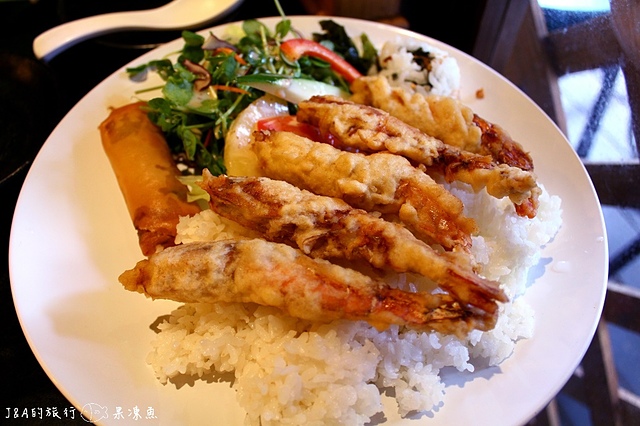 【捷運忠孝敦化】鐵人九番料理亭--東區平價商業午餐，比手大的雞腿排餐只要130元!!!