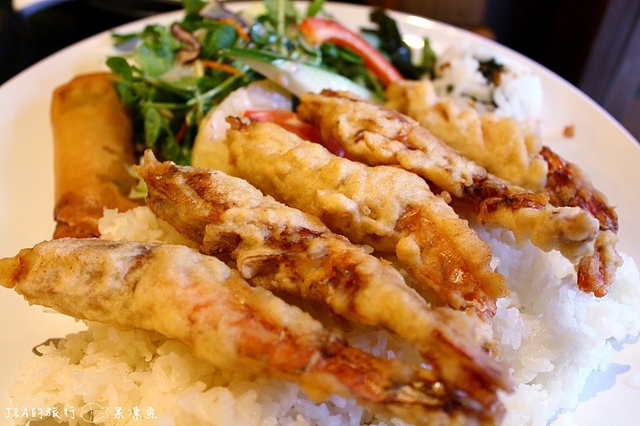 【捷運忠孝敦化】鐵人九番料理亭--東區平價商業午餐，比手大的雞腿排餐只要130元!!!