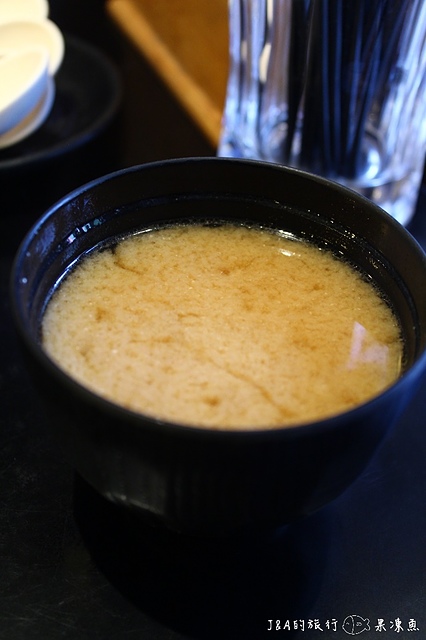 【捷運忠孝敦化】鐵人九番料理亭--東區平價商業午餐，比手大的雞腿排餐只要130元!!!