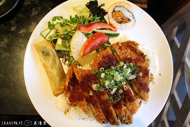 【捷運忠孝敦化】鐵人九番料理亭--東區平價商業午餐，比手大的雞腿排餐只要130元!!!