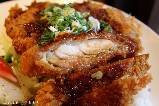 【捷運忠孝敦化】鐵人九番料理亭--東區平價商業午餐，比手大的雞腿排餐只要130元!!!