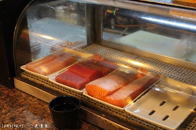 【捷運忠孝敦化】鐵人九番料理亭--東區平價商業午餐，比手大的雞腿排餐只要130元!!!