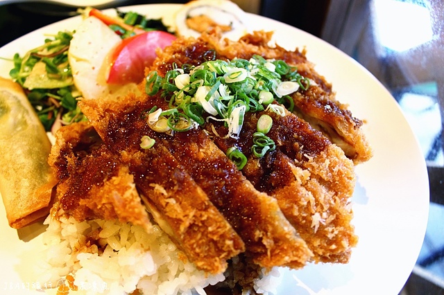 【捷運忠孝敦化】鐵人九番料理亭--東區平價商業午餐，比手大的雞腿排餐只要130元!!!