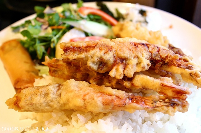 【捷運忠孝敦化】鐵人九番料理亭--東區平價商業午餐，比手大的雞腿排餐只要130元!!!