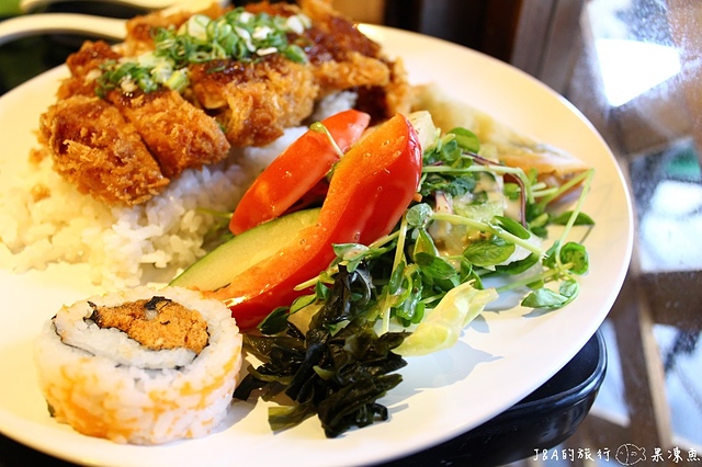 【捷運忠孝敦化】鐵人九番料理亭--東區平價商業午餐，比手大的雞腿排餐只要130元!!!