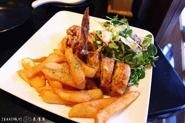 【捷運忠孝敦化】鐵人九番料理亭--東區平價商業午餐，比手大的雞腿排餐只要130元!!!