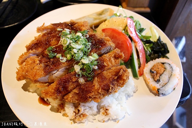 【捷運忠孝敦化】鐵人九番料理亭--東區平價商業午餐，比手大的雞腿排餐只要130元!!!