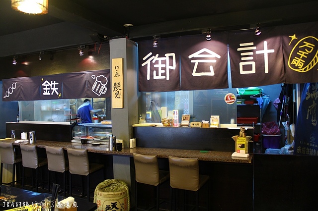 【捷運忠孝敦化】鐵人九番料理亭--東區平價商業午餐，比手大的雞腿排餐只要130元!!!