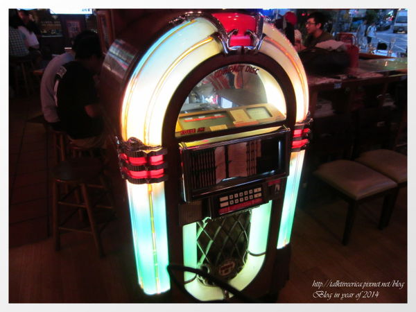 『呷』「捷運南京東路」☆ Hooters ☆ 氣氛辣到火爆的美式餐廳