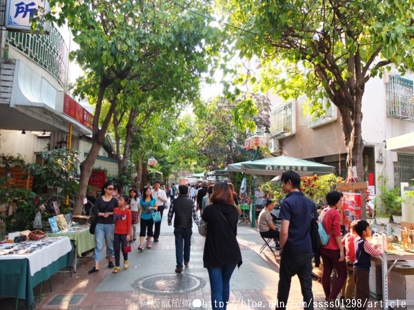 府中街：【旅行遊記。台南中西區】台南府中街。古今融合再造老街新風格 與喧鬧車水馬龍的短暫隔離