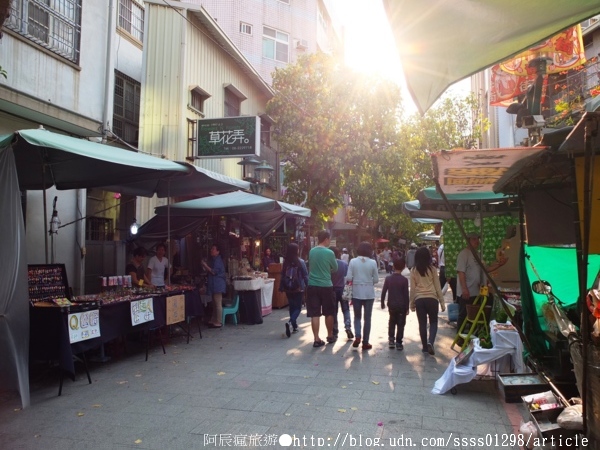 府中街：【旅行遊記。台南中西區】台南府中街。古今融合再造老街新風格 與喧鬧車水馬龍的短暫隔離