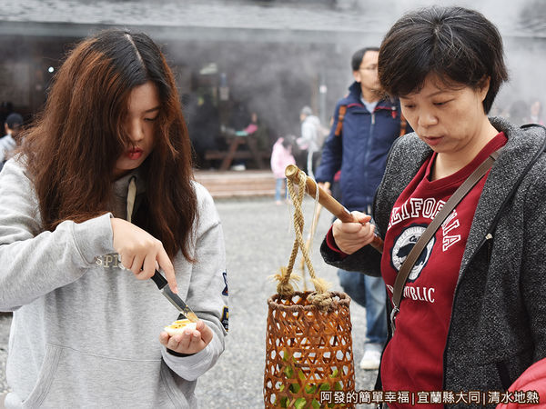 清水地熱34-處理食物的母女倆.JPG