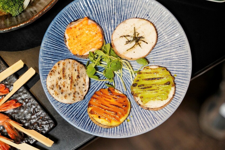 平價居酒屋推薦!「紅紅木串燒」餐點有近百種選擇,更還有不少特色私房料理,營業至凌晨四點,完全是聚餐宵夜首選!(日式串燒/熱炒/啤酒/鍋物) - 阿華田的美食日記