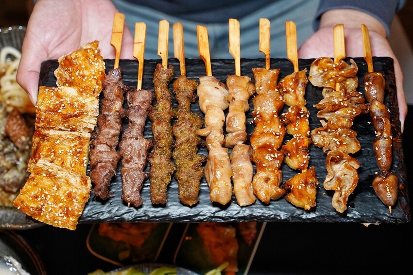 平價居酒屋推薦!「紅紅木串燒」餐點有近百種選擇,更還有不少特色私房料理,營業至凌晨四點,完全是聚餐宵夜首選!(日式串燒/熱炒/啤酒/鍋物) - 阿華田的美食日記