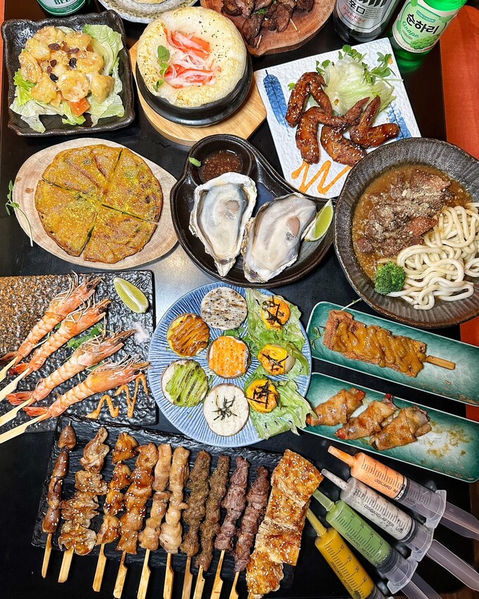 平價居酒屋推薦!「紅紅木串燒」餐點有近百種選擇,更還有不少特色私房料理,營業至凌晨四點,完全是聚餐宵夜首選!(日式串燒/熱炒/啤酒/鍋物) - 阿華田的美食日記