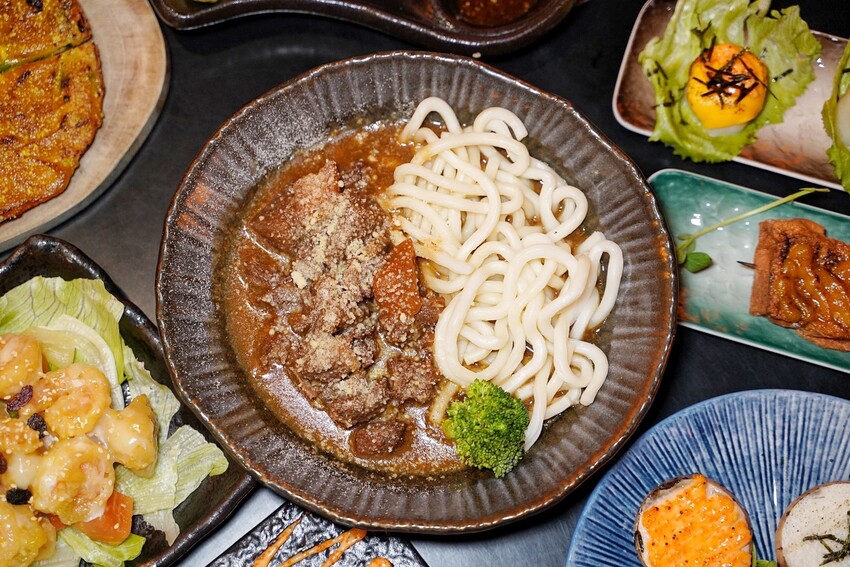 平價居酒屋推薦!「紅紅木串燒」餐點有近百種選擇,更還有不少特色私房料理,營業至凌晨四點,完全是聚餐宵夜首選!(日式串燒/熱炒/啤酒/鍋物) - 阿華田的美食日記