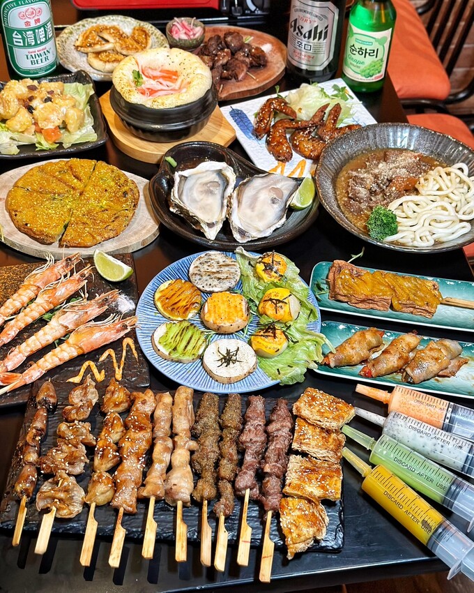 平價居酒屋推薦!「紅紅木串燒」餐點有近百種選擇,更還有不少特色私房料理,營業至凌晨四點,完全是聚餐宵夜首選!(日式串燒/熱炒/啤酒/鍋物) - 阿華田的美食日記