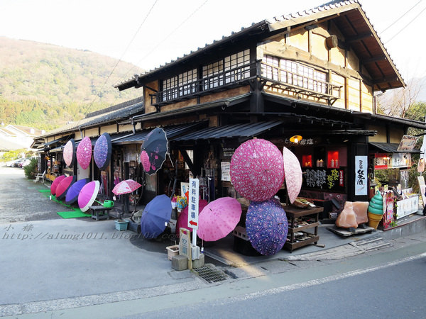 湯布院湯の坪街道(由布見通)：好玩.. 好吃.. 好好逛...    の湯布院町