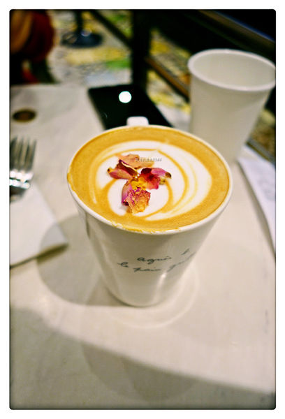 Agnes b Cafe ~ 季節限定草莓卡士達酥派+玫瑰拿鐵 - 捷運101/世貿站