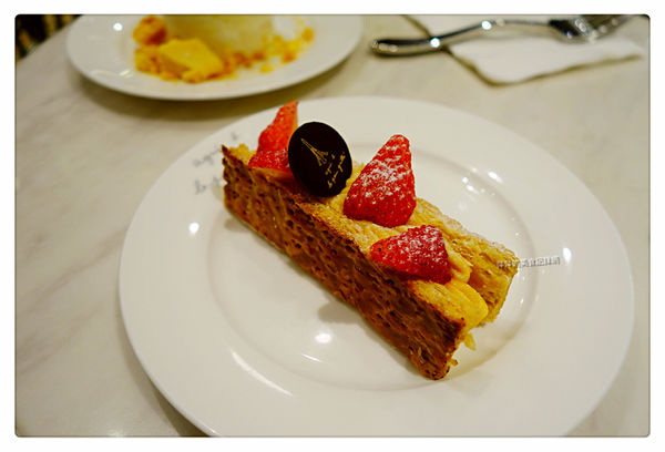 Agnes b Cafe ~ 季節限定草莓卡士達酥派+玫瑰拿鐵 - 捷運101/世貿站