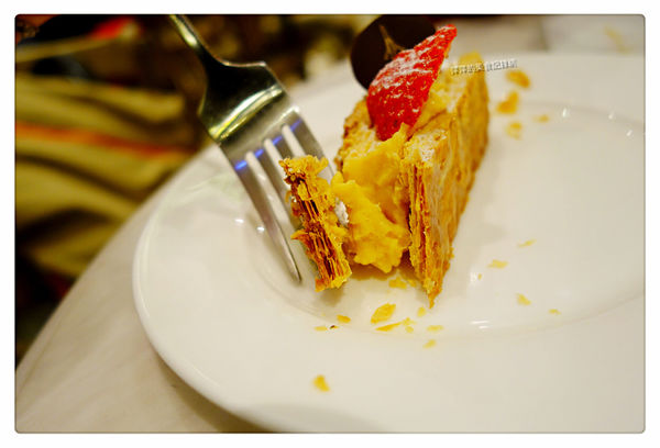 Agnes b Cafe ~ 季節限定草莓卡士達酥派+玫瑰拿鐵 - 捷運101/世貿站