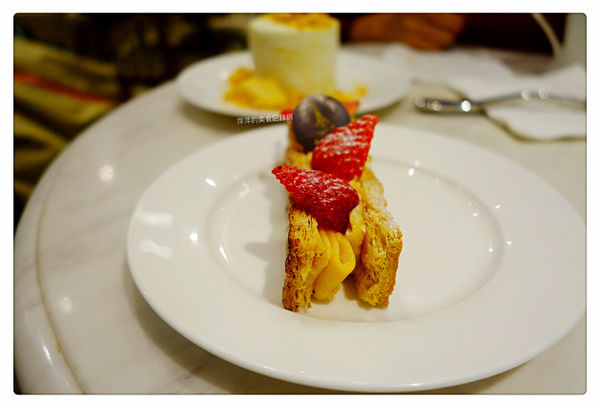 Agnes b Cafe ~ 季節限定草莓卡士達酥派+玫瑰拿鐵 - 捷運101/世貿站