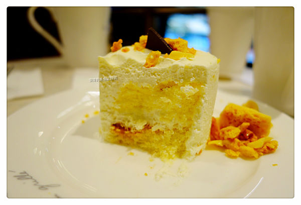 Agnes b Cafe ~ 季節限定草莓卡士達酥派+玫瑰拿鐵 - 捷運101/世貿站