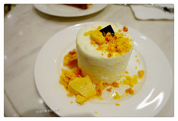 Agnes b Cafe ~ 季節限定草莓卡士達酥派+玫瑰拿鐵 - 捷運101/世貿站