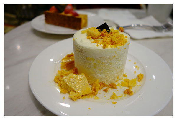 Agnes b Cafe ~ 季節限定草莓卡士達酥派+玫瑰拿鐵 - 捷運101/世貿站