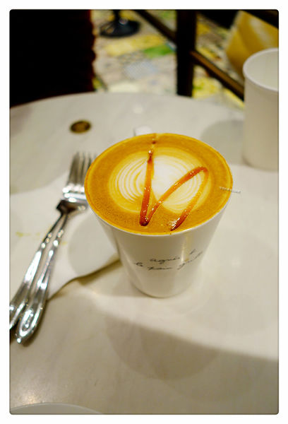 Agnes b Cafe ~ 季節限定草莓卡士達酥派+玫瑰拿鐵 - 捷運101/世貿站