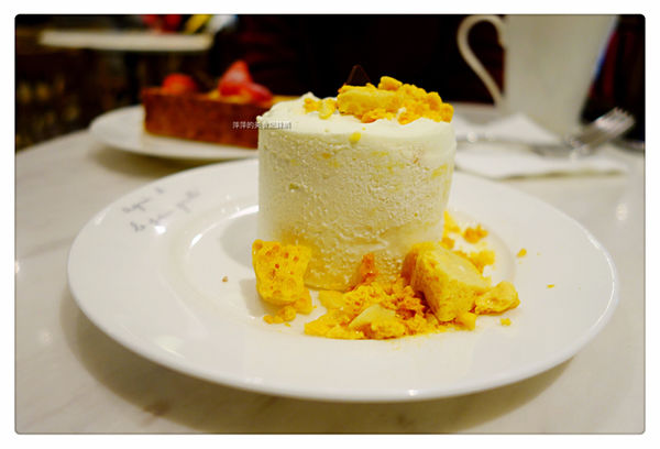 Agnes b Cafe ~ 季節限定草莓卡士達酥派+玫瑰拿鐵 - 捷運101/世貿站